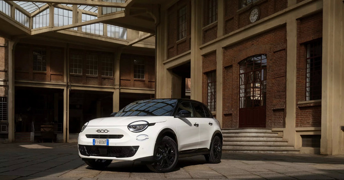 Le fameux « nouveau moteur » de Peugeot arrive sous le capot du Fiat 600 pour baisser son prix