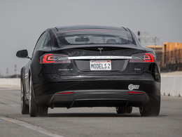 Une version quatre roues motrices de la Tesla Model S en préparation ?