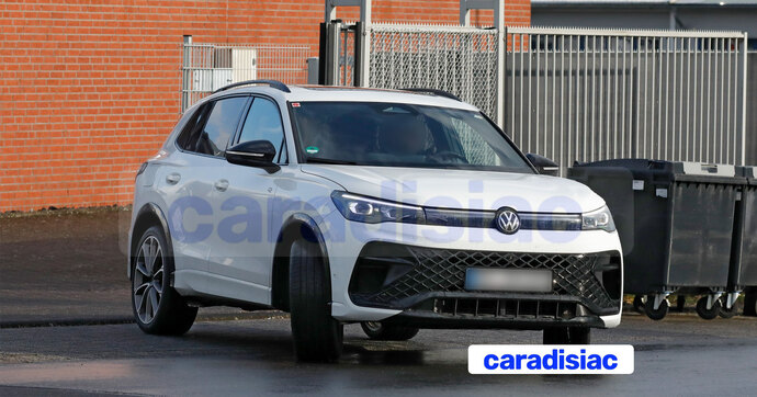 Pour animer la gamme du Volkswagen Tiguan, la marque de Wolfsburg prépare la version sportive « R » qui arrivera en fin d’année.