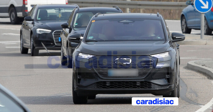 Chez Audi on prépare le restylage de mi-carrière de SUV électrique Audi Q4 e-tron avec au menu : modifications du style et nouvel intérieur.