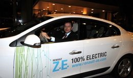 Le ministre de l'Environnement autrichien a essayé la Renault Fluence Z.E. électrique