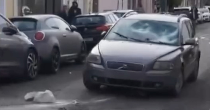 Elle fonce en sens inverse et manque de renverser des piétons dans une ruelle