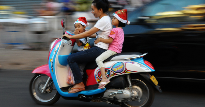 Thaïlande : l'uniforme scolaire, un laissez-passer pour conduire une moto à 12 ans