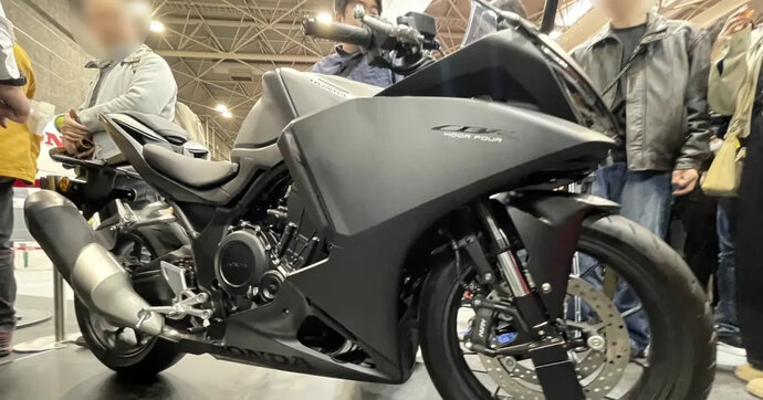 La nouvelle sportive quatre-cylindres Honda CBR400R Four E-Clutch présentée au Japon