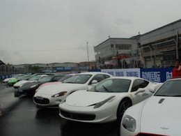 Les conducteurs de bus chinois priés de ne pas emboutir les supercars