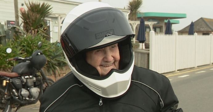 À 93 ans elle monte pour la première fois sur une moto