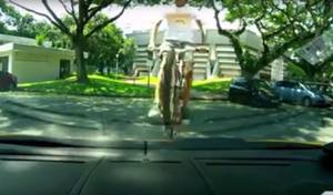 Insolite : il saute à vélo sur une Lamborghini Gallardo