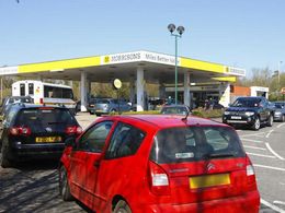 Les Anglais font leur réserve de carburant par peur d'une grève des chauffeurs poids lourds