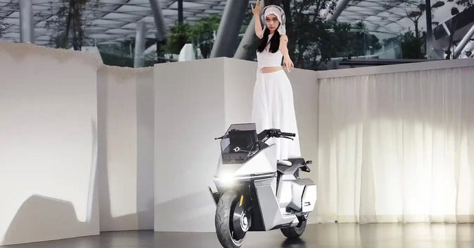 Auto-équilibré, ce scooter chinois tient debout et peut se déplacer tout seul !