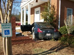Une Nissan 370Z trouve la foi et se crashe dans une église