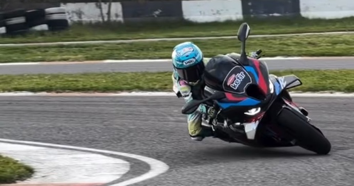 Découvrez Zayn Sofuoglu, le prodige de 6 ans qui dompte la BMW la plus puissante