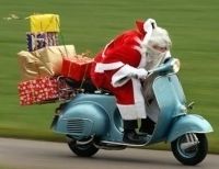 Insolite : Le Père Noël sur une moto, en jeans et chemise?