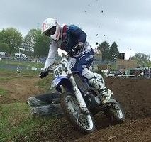 David Vuillemin roule sur une 250 yamaha 2 temps