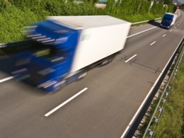 Poids-lourds : l’éco-taxe entrera en vigueur en 2012 en France