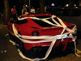 Furieux d'avoir été ignorés, ils entourent la Ferrari F12 Berlinetta de leur idole avec du papier toilette