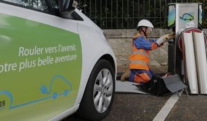 Recharge électrique en France : plus de bornes, mais toujours lentes