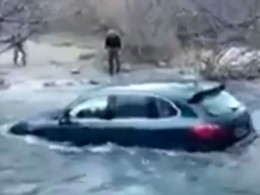 Il tente - en vain - de franchir une rivière avec son Porsche Cayenne