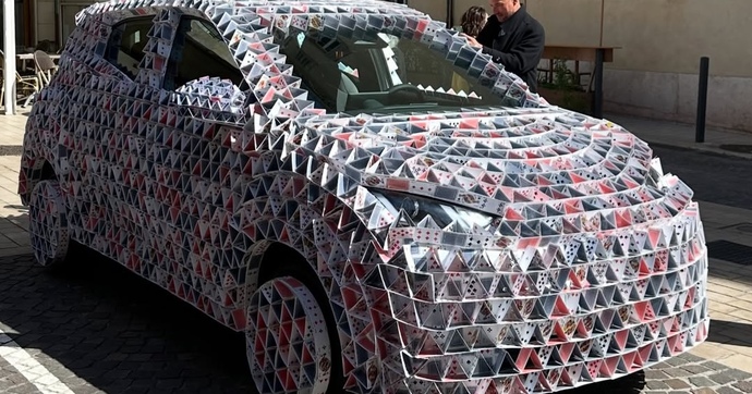 Une BYD façon château de cartes surprise à Marseille