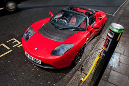 La conduite à droite pour le Tesla Roadster électrique à Londres
