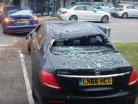 Insolite : une Tesla Model S tombe sur une Mercedes Classe E