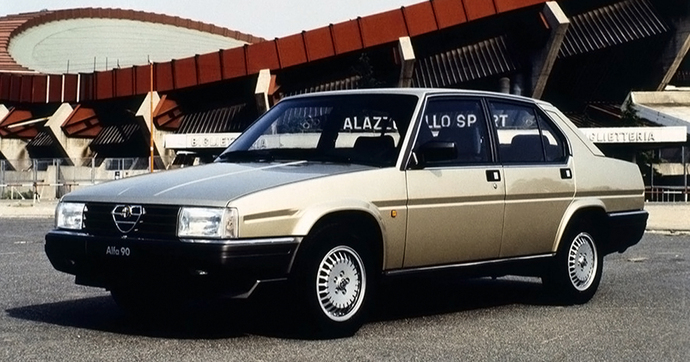 Sous la banalité, un moteur d’exception : redécouvrez l’étrange Alfa Romeo 90 V6