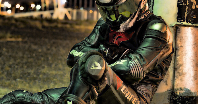 Airbags, capteurs, LED et cuir de kangourou : les combinaisons MotoGP débarquent dans la rue et révolutionnent la sécurité des motards