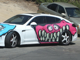 Chris Brown tague en secret la Porsche de sa petite amie