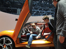 Sebastian Vettel sur le stand Renault de Genève