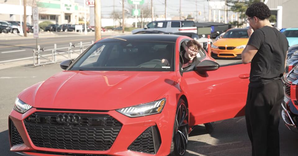 Son père lui offre une Audi RS7 en première voiture