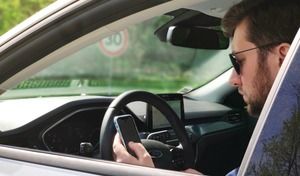 Piétons, cyclistes, conducteurs : tous rivés au téléphone sur la route