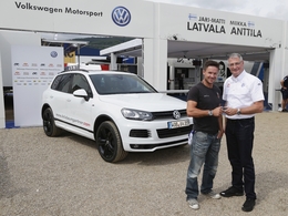 Le parachutiste de l'espace roule en Volkswagen Touareg