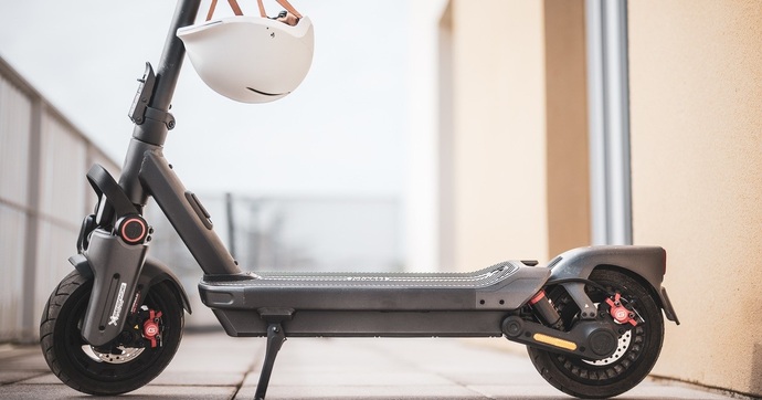 Ces villes qui imposent le port du casque en trottinette ont-elles raison ?