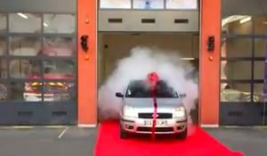 Lyon : les pompiers offrent une auto à l'agent d'entretien de la caserne