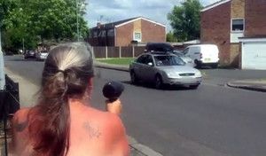 Elle se sert d'un sèche cheveux pour faire croire à un radar, tout le monde ralentit