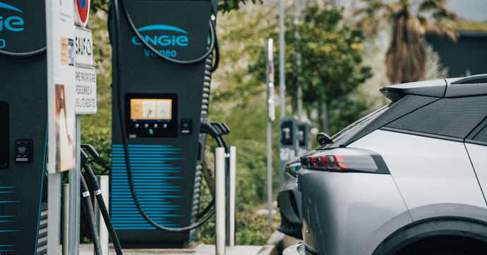 Voiture électrique : le bon plan pour recharger à prix serré sur la route des vacances