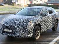 Surprise : le futur Lexus RX prend la route