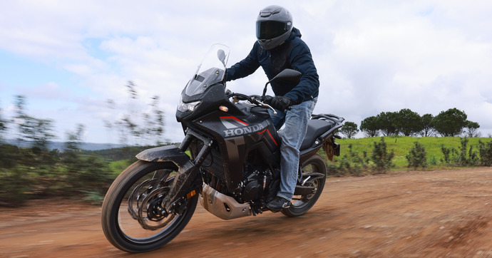 La Honda Transalp 750 E-Clutch est-elle meilleure en tout-terrain grâce à sa nouvelle boîte de vitesses ?