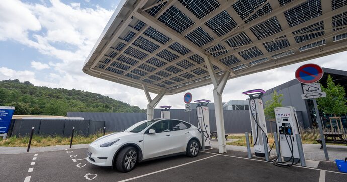 Plan électrification : le gouvernement veut quintupler le nombre de bornes de recharges sur les grands axes