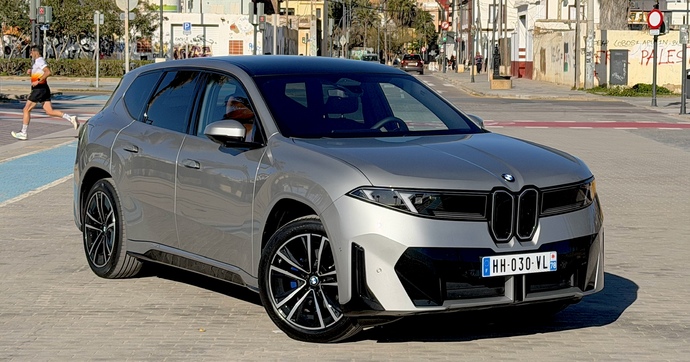 On a voyagé en BMW iX3 sans tenir le volant et ça fait vraiment bizarre