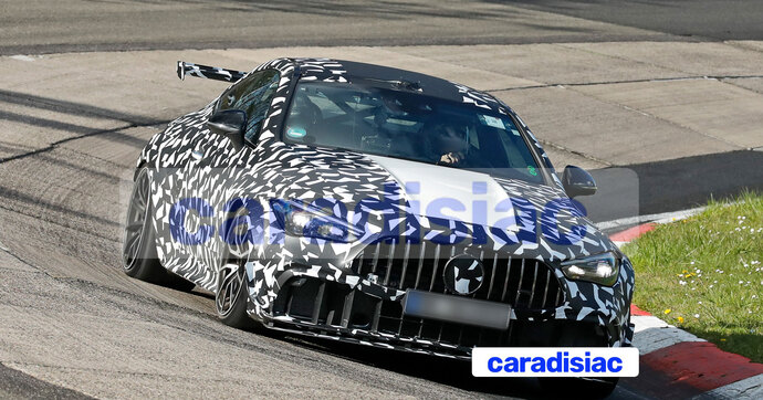 Futur bolide mythique ? La Mercedes-AMG CLE 63 Mythos poursuit ses essais avant une commercialisation qui débutera l’an prochain.