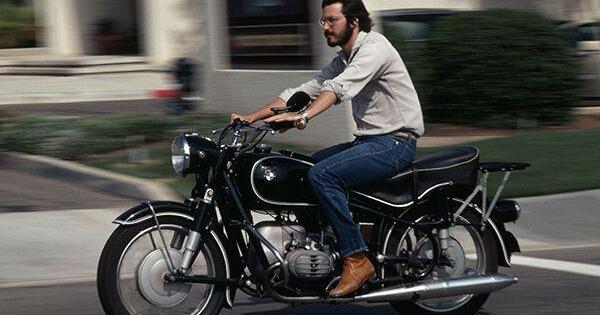 Steve Jobs roulait en BMW… et Apple en porte encore les traces : l’obsession cachée derrière l’iPhone