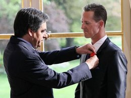 Fillon décerne la Légion d'honneur à Schumi !
