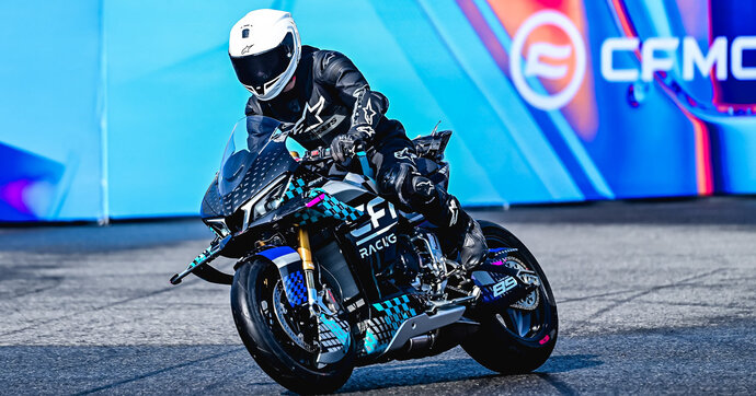 Moteur V4 de 212 chevaux, 300 km/h, CFMoto présente sa nouvelle bombe sportive