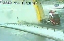 Vidéo : Un routier oublie de redescendre sa benne et arrache un pont sur l'autoroute