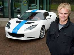 Heikki Kovalainen en visite chez Lotus Cars