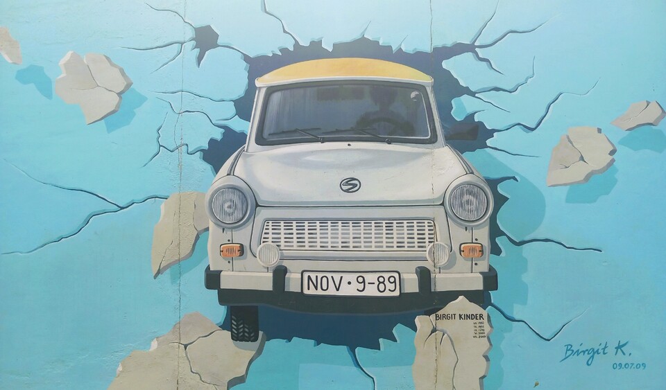 Voiture Trabant Hamleys Edition Avec Fragment Mur De Berlin 1:87 N° 620