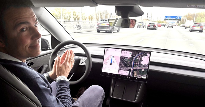 140 km sans toucher le volant ni les pédales : j'ai testé la conduite automatique Tesla, bientôt disponible en France