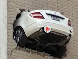 L'incroyable accident de la Mercedes plantée en haut d'un building en vidéo