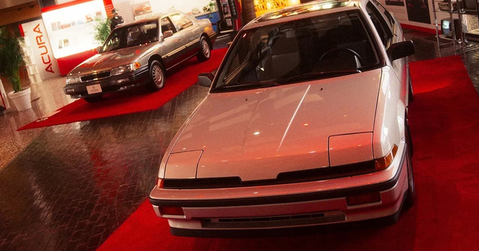 Cette fausse concession Honda plonge les visiteurs dans les années 80