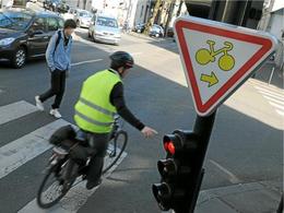 Tourne à droite à Paris : cyclistes 1 - feu rouge 0